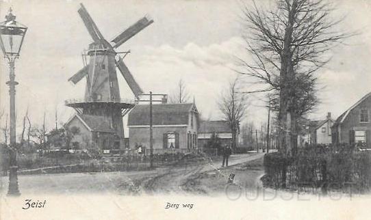 Transvaalwijk0006, Bergweg. 1900.jpg - Gezicht op Molen "de Vriendschap" gebouwd in 1867 en bakhuis met woonhuis van H.D. Schuurman. Waar Jan Deetman begon als molenaar tussen de Doodenweg (van Reenenweg) en Mac Adamweg (Bergweg) en werd opgevolgd later door Hendrik Schuurman, die sedert 1846 het molenaarsbedrijf op de molen aan de Driebergscheweg bij de Molenweg had uitgeoefend. Als je op de kaart links voorbij de lantaarn gaat dan kom je bij het baarhuisje en poortgebouw uit van de oude begraafplaats. Rechts nog net het gebouwde woonhuis uit 1901 te zien van de timmerman J. Wiggelinkhuizen. Opname van 1900.